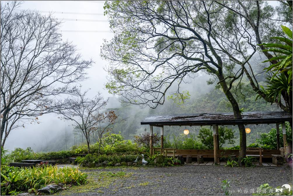 原本覺得下雨有點掃興，但意外的附近山嵐讓這裡變得更有氣氛。