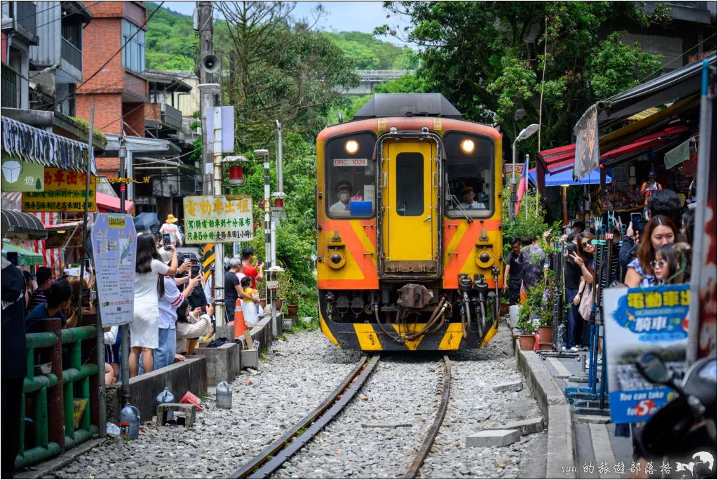 【台北】十分車站、十分老街|熱鬧擁擠的天燈鐵道景致 7 平溪線之十分、望古、嶺腳,望古瀑布步道