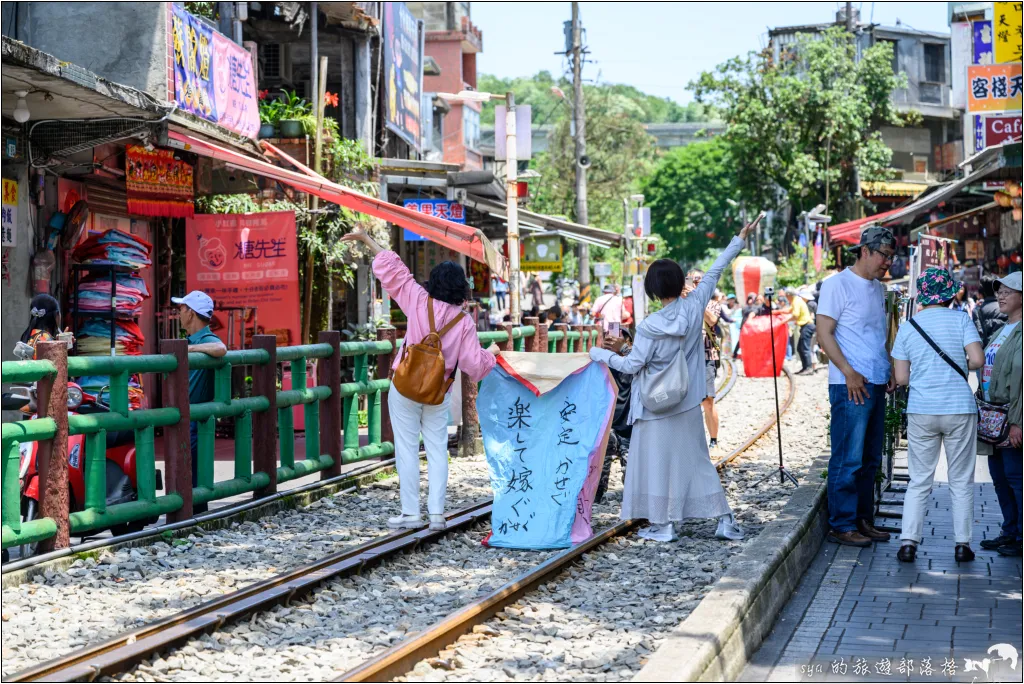 【台北】十分車站、十分老街|熱鬧擁擠的天燈鐵道景致 10 平溪線之十分、望古、嶺腳,望古瀑布步道