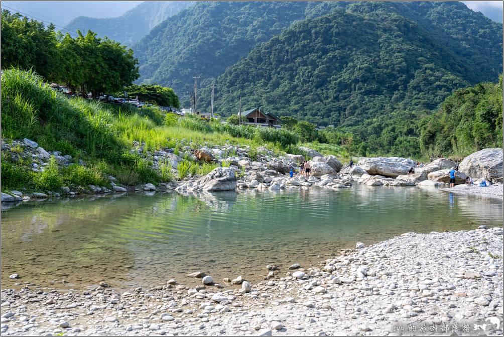 三棧溪水清澈，且後方就是綿延的山脈景色，相當的怡人。