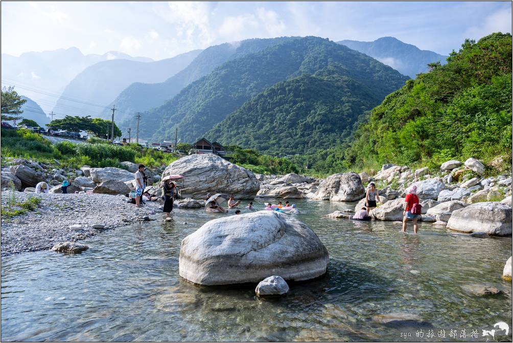 三棧溪水清澈，且後方就是綿延的山脈景色，相當的怡人。