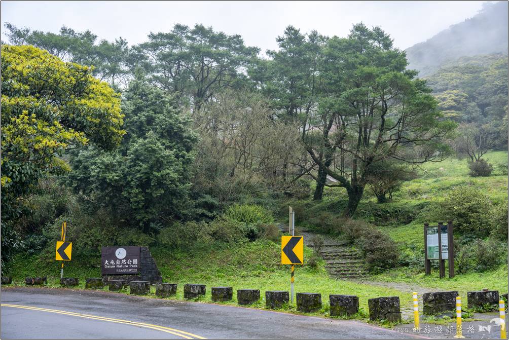 上切二子坪步道的入口就位於停車場隔著巴拉卡公路的對面