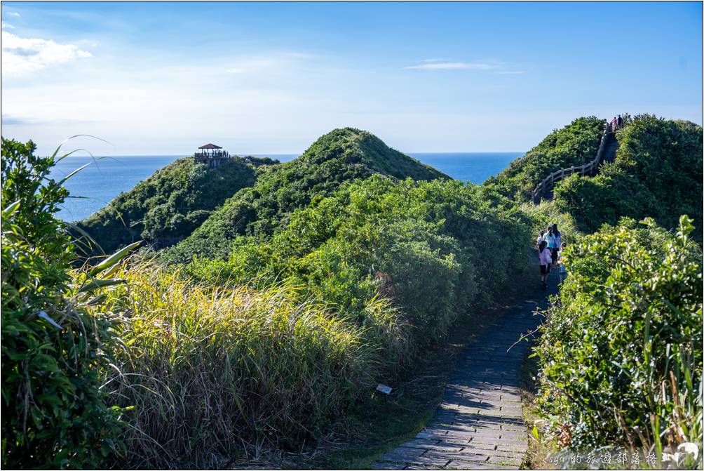 步道就蜿蜒在兩座觀景平台間的稜線上