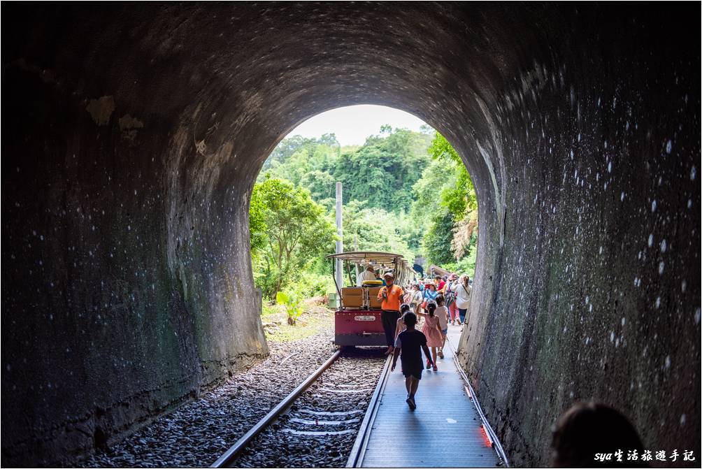 步行回車輛停放的另一側六號隧道口後，記得要搭上同一台電動自行車，開始回程的旅途。