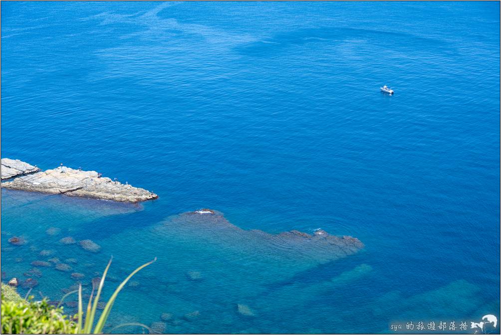 鼻頭角步道的沿線海岸