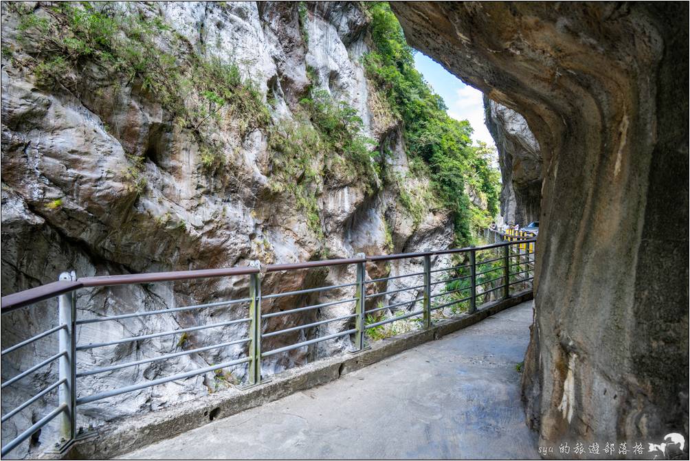 人行步道就搭建在車道的峽谷側，因為峽谷縱深還蠻有點高度的，所以有懼高症的我走起來是有點腳軟軟的。