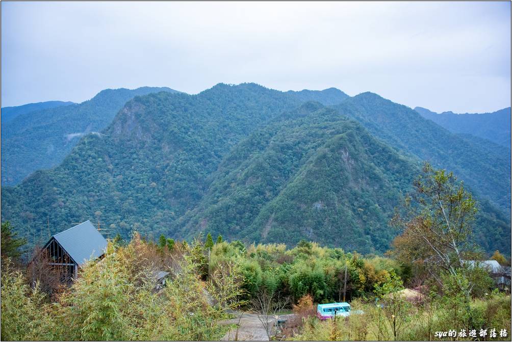 迦南咖啡美食屋窗外即可觀賞壯闊的山景