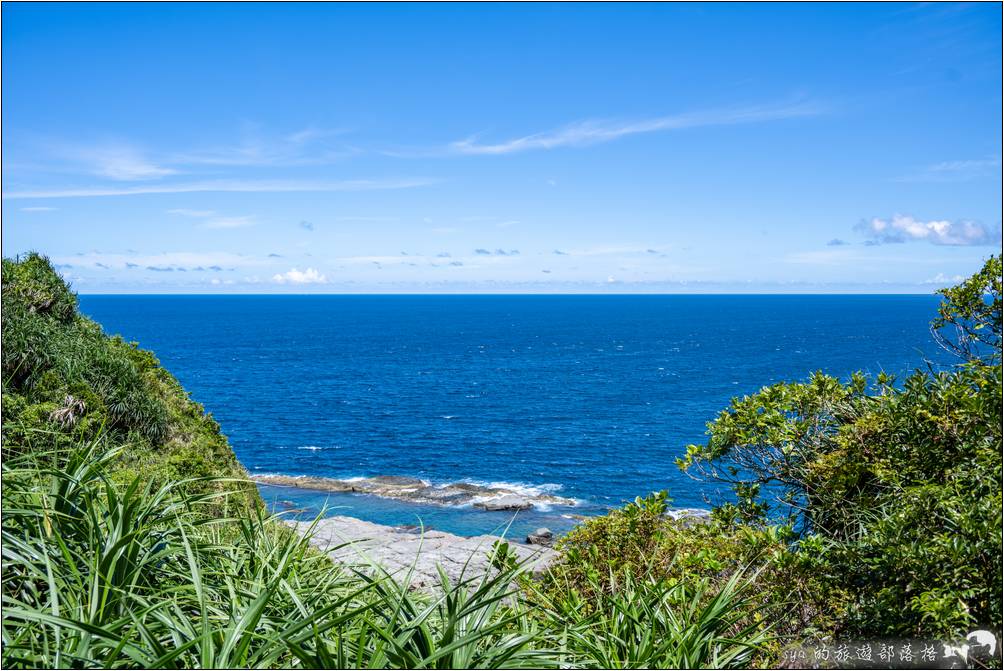 鼻頭角步道旁的沿岸海景