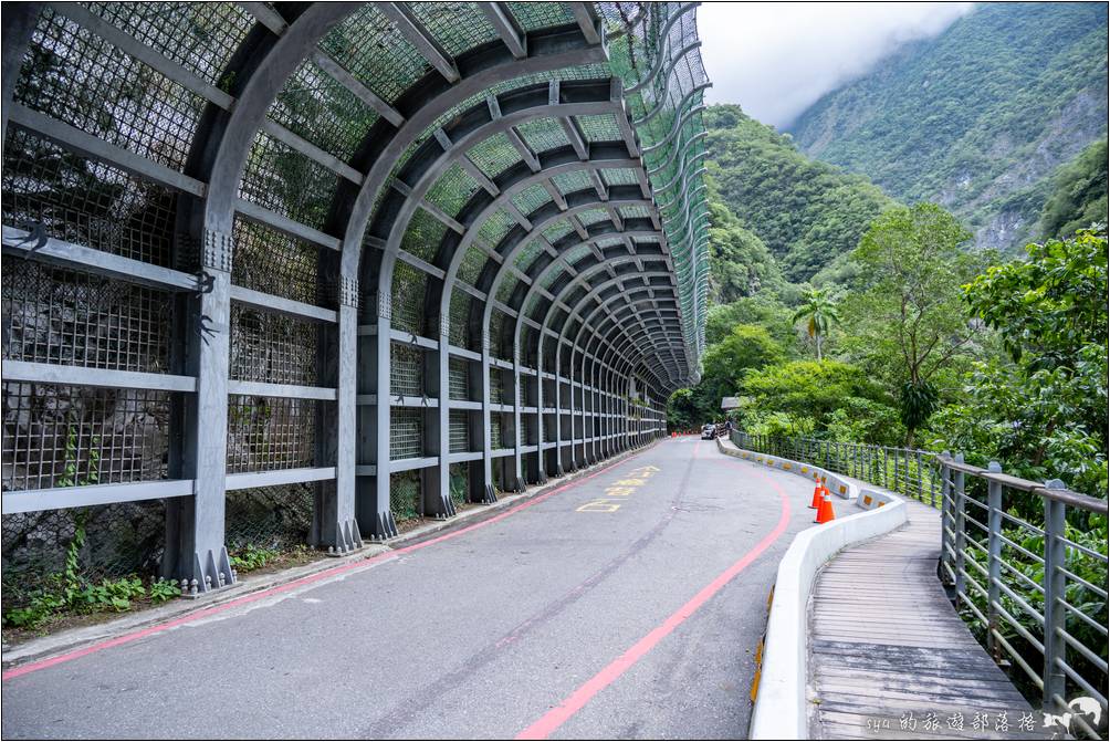 前方右側的建築就是靳珩公園，這裡有公共廁所，可以遠眺酋長岩的觀景平台。