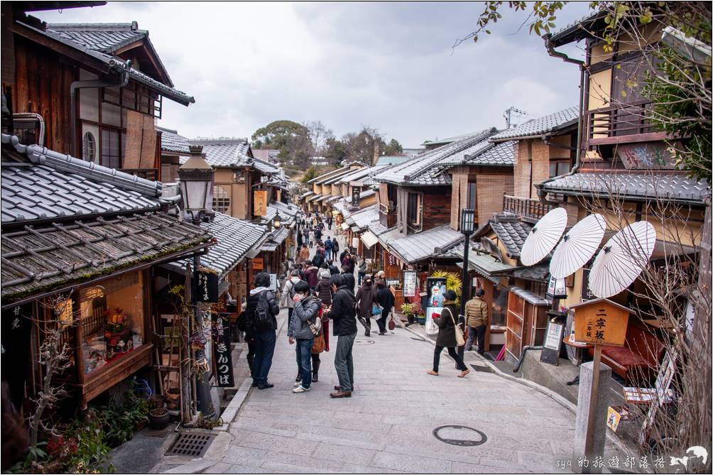 二年坂是我們很喜歡的地方。除了它的古意之外，街上有許多小店