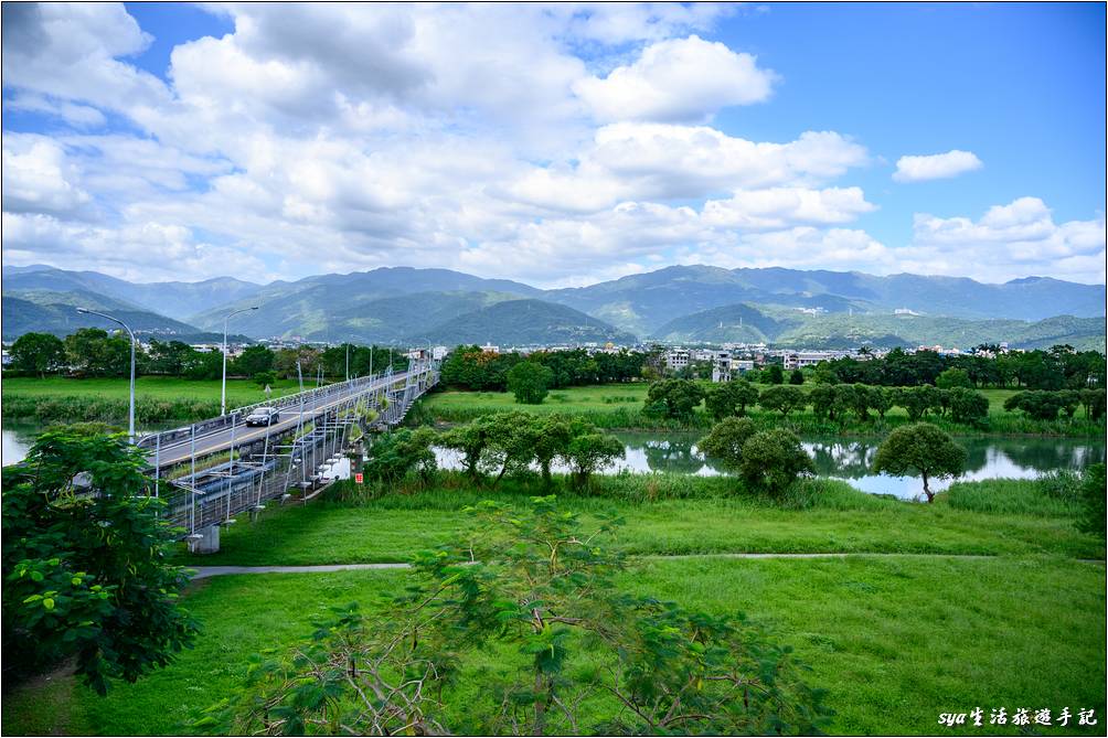 觀景台上可以看到車輛通行的慶和橋，以及一旁我們這次所要走走的津梅棧道。