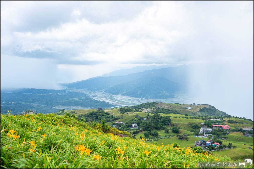 兩側的雲雨帶就這麼從兩側慢慢逼近，有點像是剛欣賞完一場超大型的大自然戲劇，而由雨簾慢慢的拉上、謝幕。