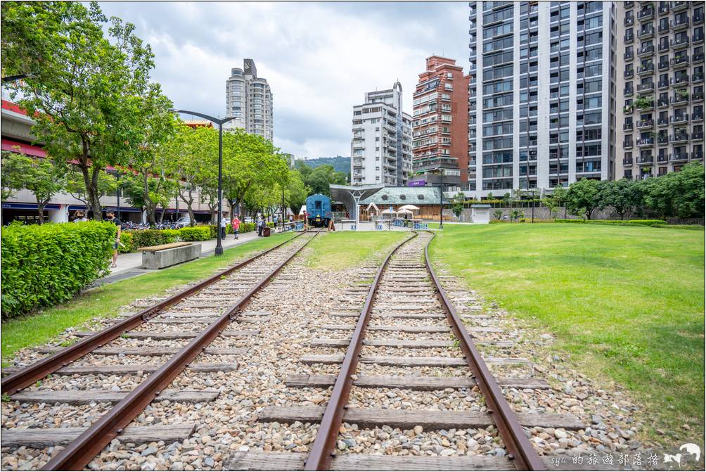 七星公園這裡保留著舊北投火車站的部份場景，有火車頭、鐵道、月台以及火車站。