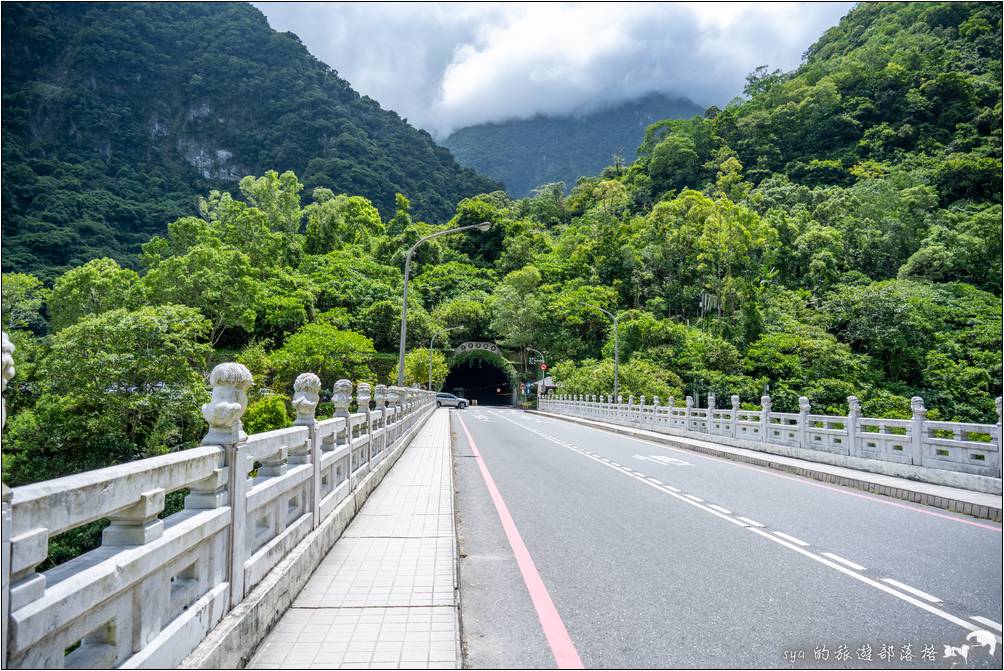 砂卡礑步道的入口就位於砂卡礑大橋上，另一端則是停車場、以及目前也規劃作停車空間的西拉岸隧道