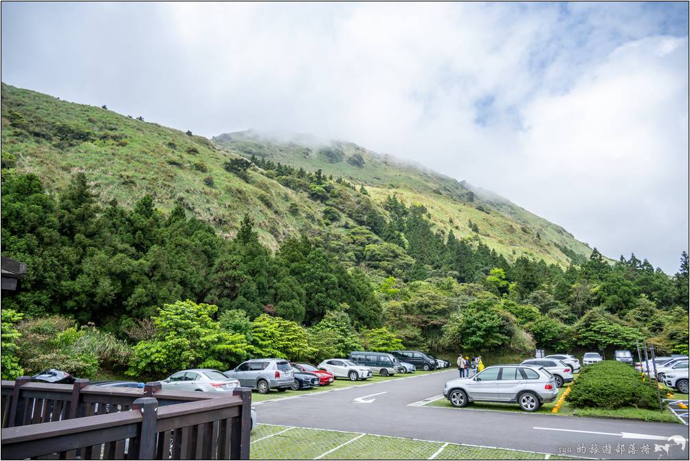 停車場旁的這個山頭就是今天步道要征服的斜坡