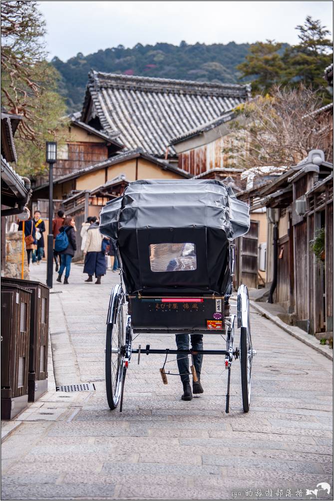 高塔、車伕、石板、房子，合起來就是一幅畫。