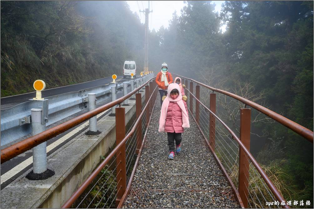 我們搭接駁車到見晴懷古步道入口後，還特地往見晴停車場的方向回走了約400公尺。因為地形與方向的關係，某個路段的凹處溫度較低，即便山上的溫度已經回升到了約4℃左右，這裡還是能看到雪白的霧淞景色