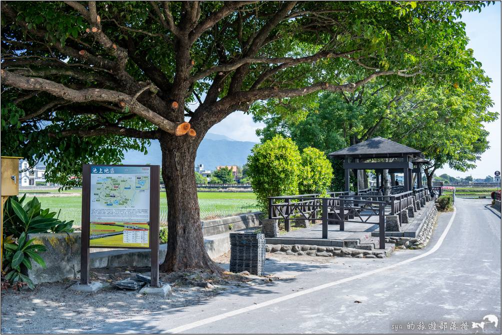 池上大水車旁的涼亭