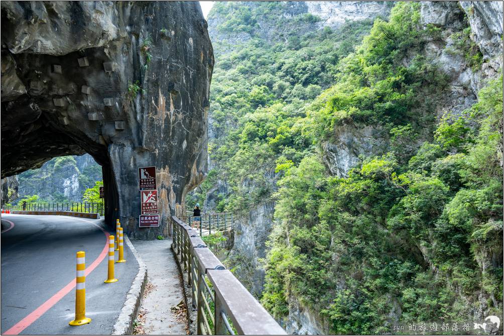 人行步道就搭建在車道的峽谷側，因為峽谷縱深還蠻有點高度的，所以有懼高症的我走起來是有點腳軟軟的。