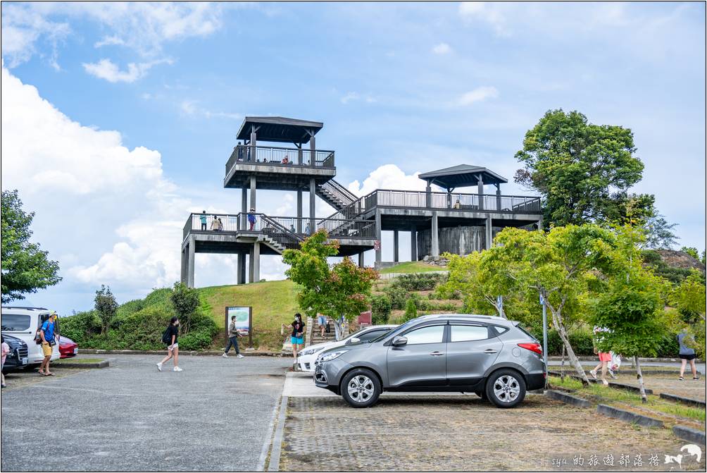 黃花亭觀景台前有很大的停車空間