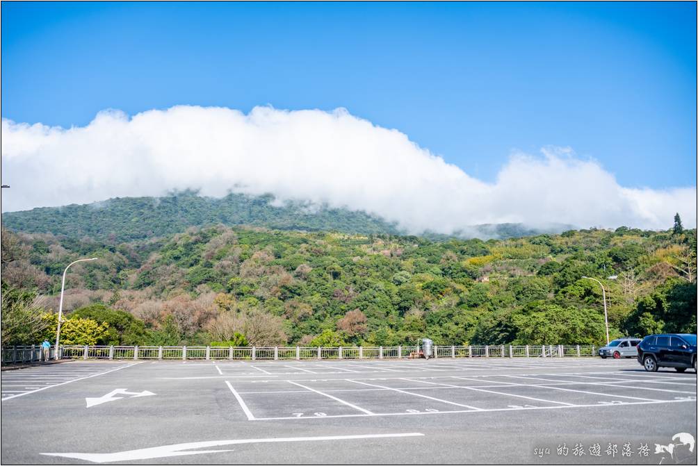 陽明山公園牌坊、草山行館附近的中興嘟嘟房停車場