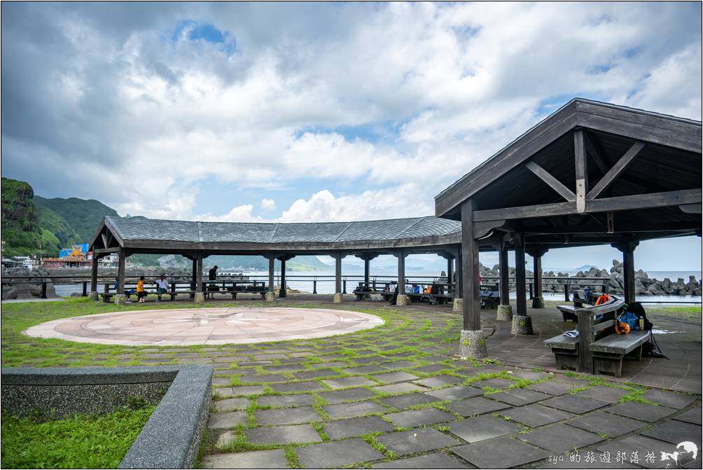 鼻頭角公園現在在海岸的外圍堆了消波塊，再加上不算太深的岩岸海岸，讓這裡成為了熱門的浮潛、戲水聖地