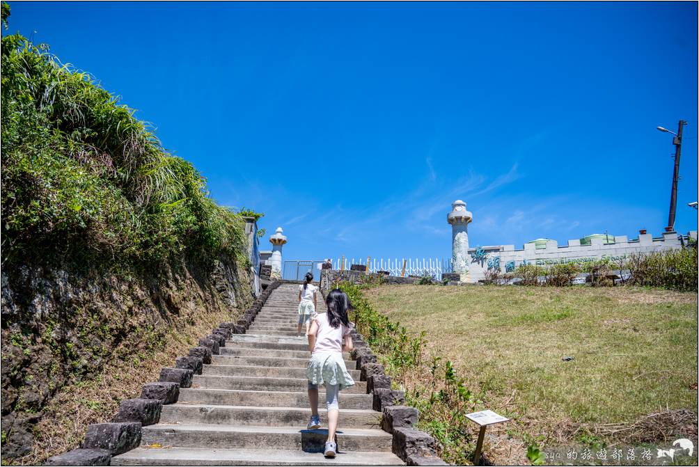 經過燈塔小舖後，左轉直上階梯就是有著無敵海景的鼻頭國小了！