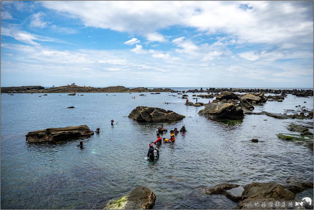 鼻頭公園海岸有圍繩與浮球，框了一圈相對安全的浮潛、游泳區域