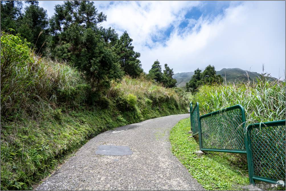 離開了夢幻湖旁的林蔭步道，頓時雲霧消散不少，看到了難得的藍天