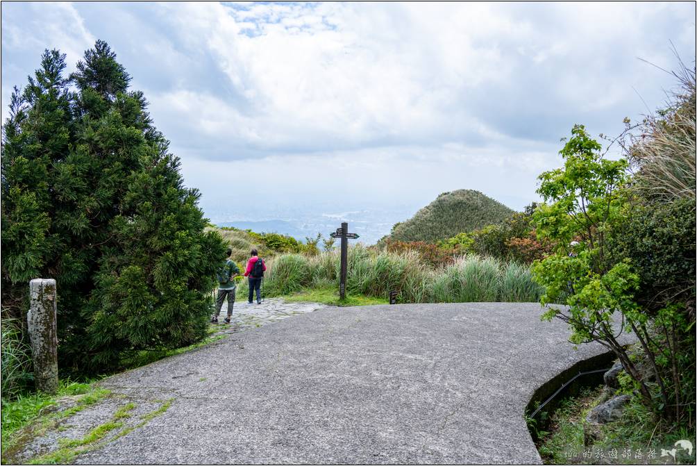 這個岔路口左手邊是一個結構受損而暫時封閉的觀景涼亭，右手邊則是想要前往七星公園或是七星主峰的路線