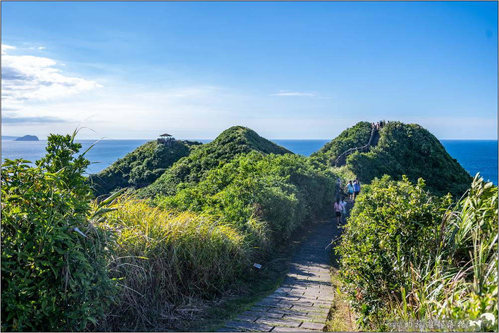 步道就蜿蜒在兩座觀景平台間的稜線上