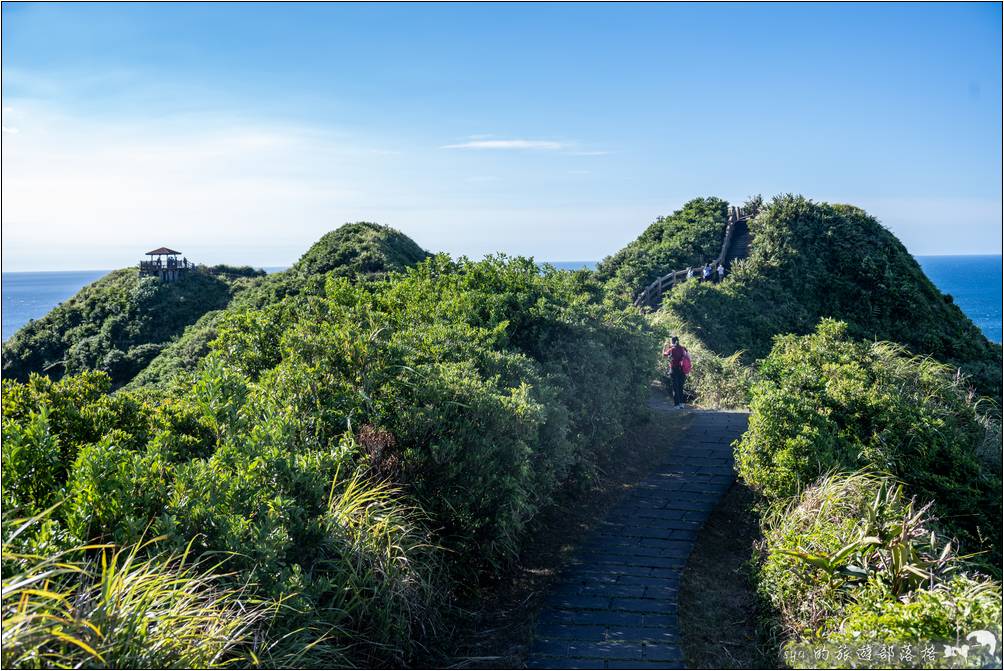 步道就蜿蜒在兩座觀景平台間的稜線上