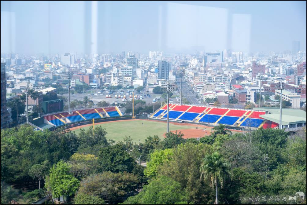 從這裡也可以遠眺嘉義市立棒球場，如果有付望遠鏡的話，你就可以直接在這裡觀賽啦