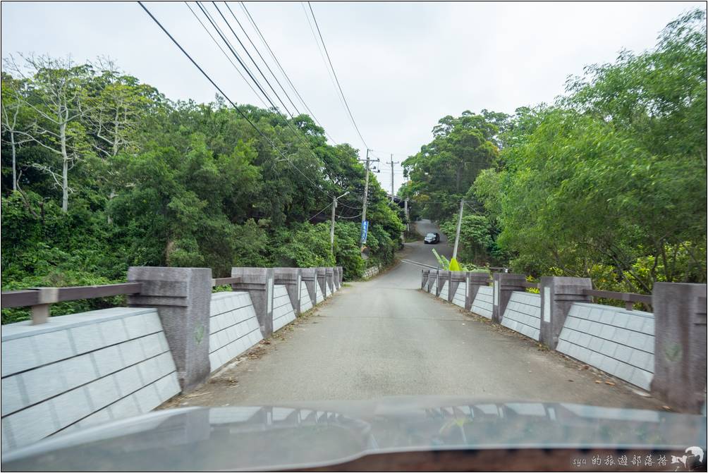 一過橋後，步道入口的木材廠就位於左手邊的第一個岔路口。