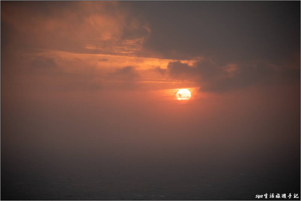 窗外就是廣闊海景，來對時間還能看到無敵月亮海