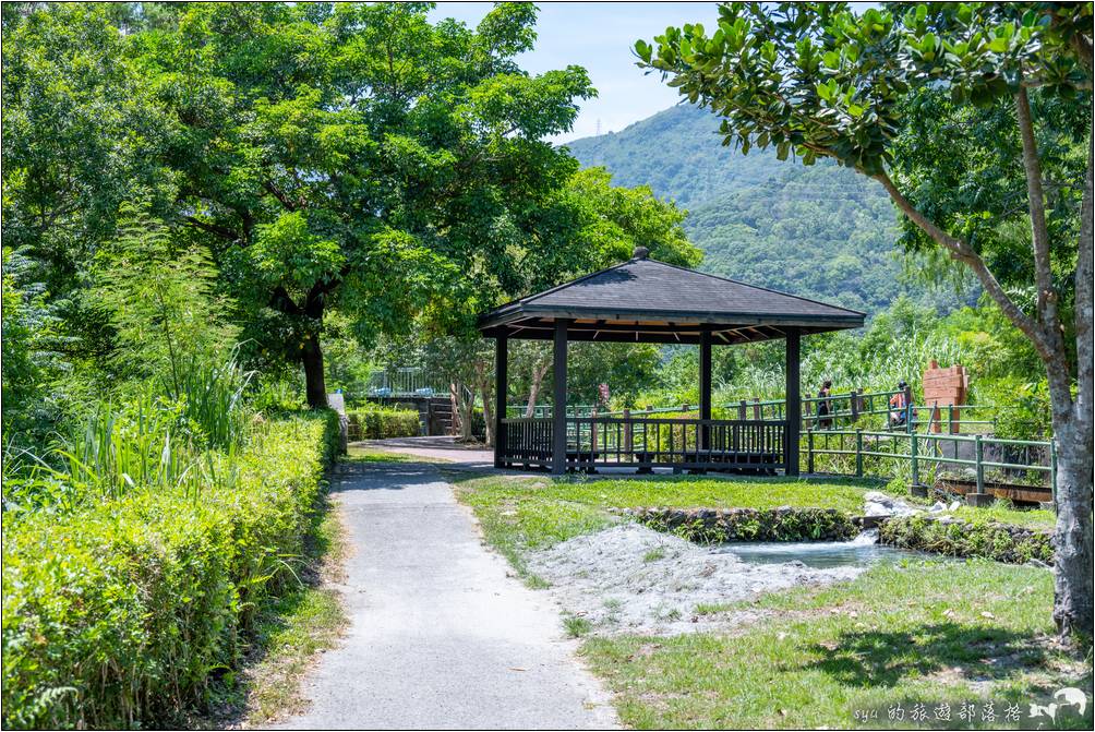 初英親水生態公園的水圳旁涼亭