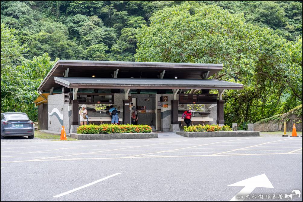 位於西拉岸隧道口的砂卡礑停車場，這裡有公廁空間。