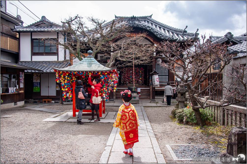 金剛寺(八坂庚申堂)，這裡的特色就是掛在小木亭上一個一個的猴子祈福吊飾。