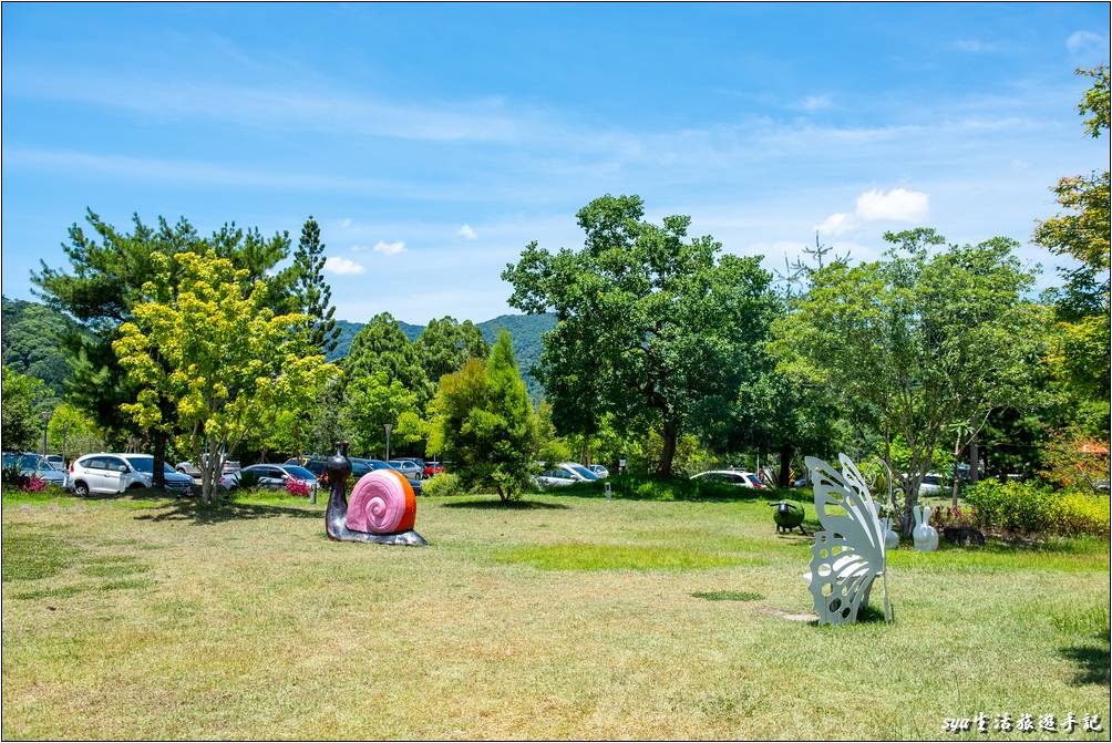 從停車場到用餐的蝴蝶咖啡館會穿越一片的綠地，草地上還有各種昆蟲的裝飾品，是駐足打卡的好地方。