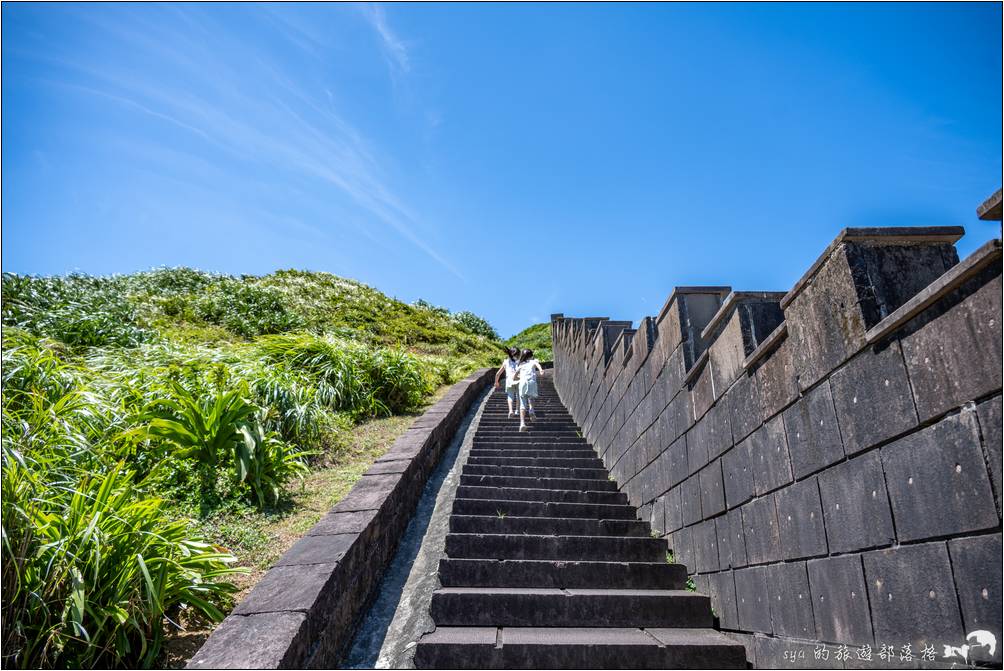 步道沿著鼻頭國小旁的圍牆，順著山勢直上，過了眼前這一小段的階梯，幾乎有500公尺的平順路線。