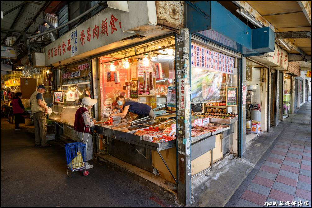 榮昌肉鬆就在金山南路東門市場其中一側入口處，位置很顯眼、非常的好找