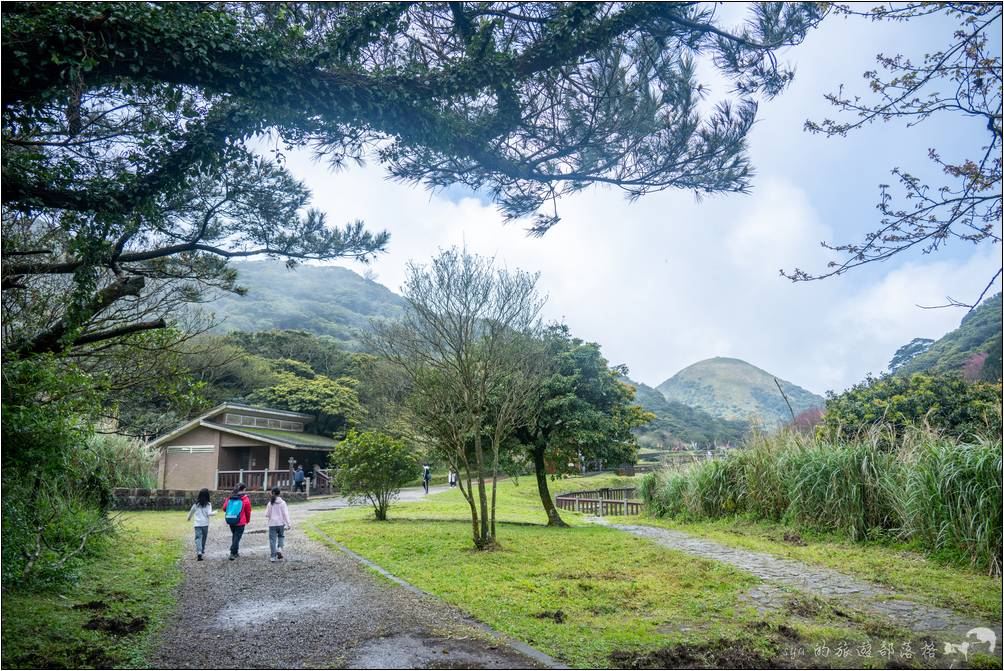 步出剛才的樹林步道後，就會抵達景色很優美的二子坪遊憩區。