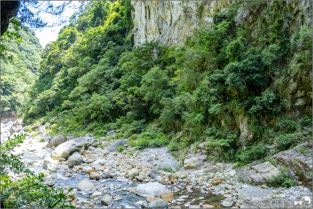 步道旁清澈的砂卡礑溪