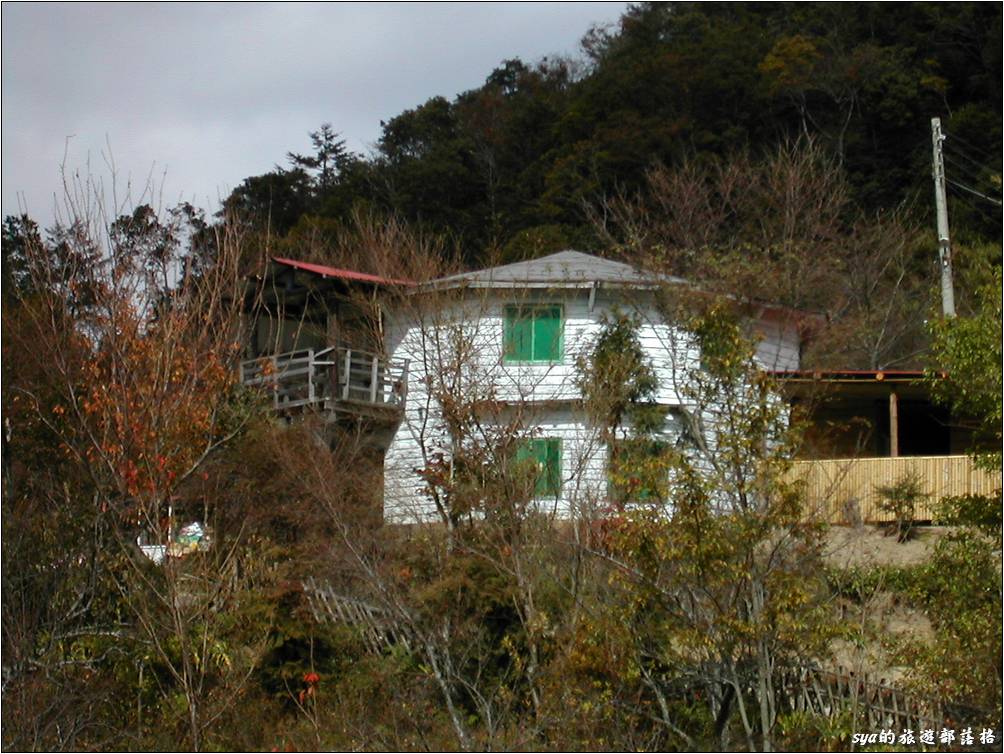 當年跟著車隊來到司馬庫斯的時候，我住的是上面這間八角形的建築「福音山莊」。