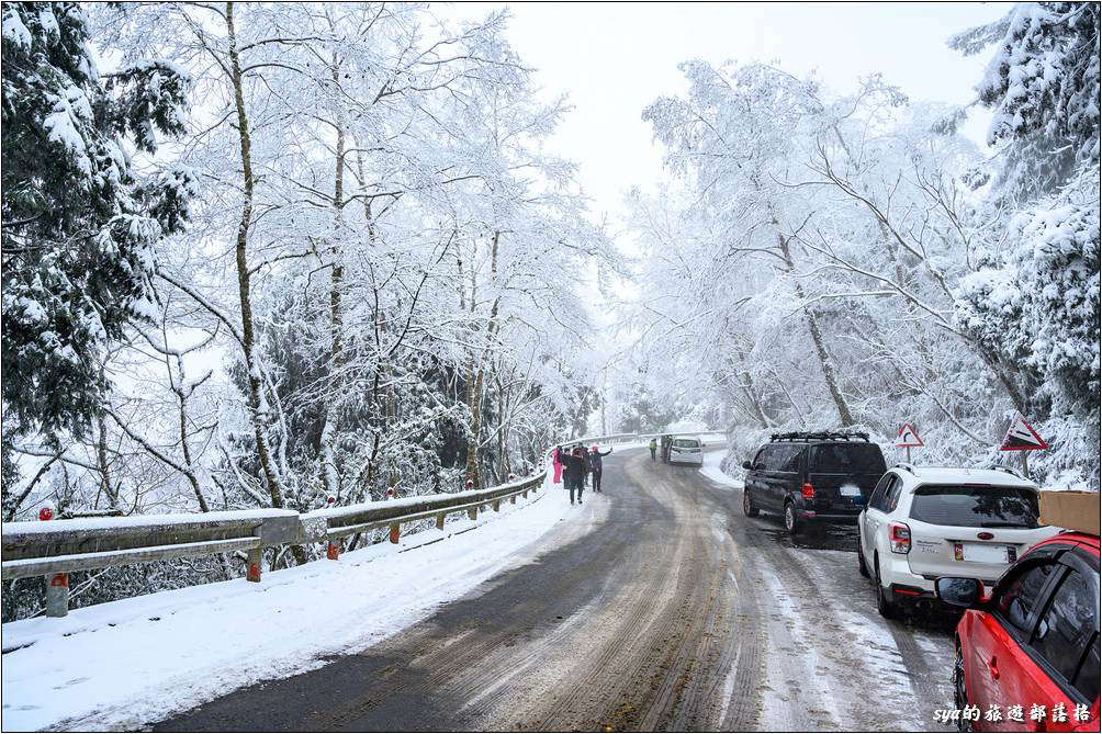 下了雪，世界都不一樣了！雖然前幾天還冷到躲在家中開暖氣，上了山，雖然車上的是外溫度計顯示著「-4.5℃」，但居然興奮到不用穿外套！體感溫度真是個太不理性的事情。