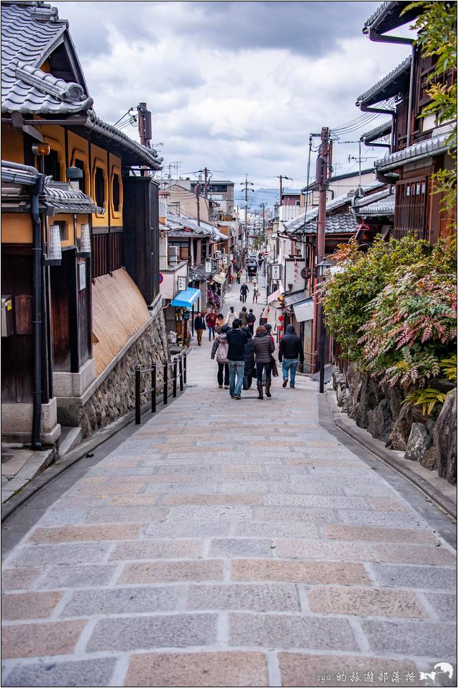 上田町。這整條路都是日式舊建築和石板路，很有古早味。隨手拈來都是美景。