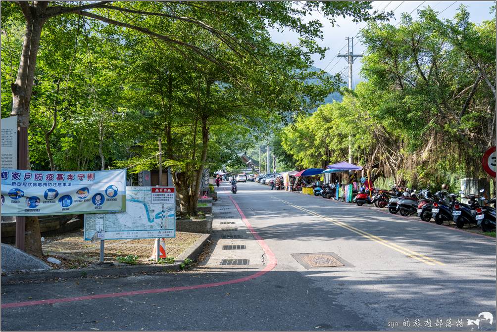 布拉旦旅遊諮詢中心前的道路兩側是部落裡較大的停車區域