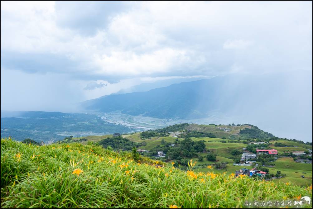 兩側的雲雨帶就這麼從兩側慢慢逼近，有點像是剛欣賞完一場超大型的大自然戲劇，而由雨簾慢慢的拉上、謝幕。