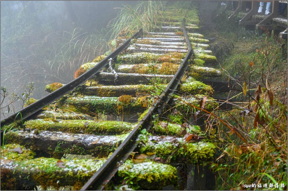 略略結冰的懸空舊鐵軌路段