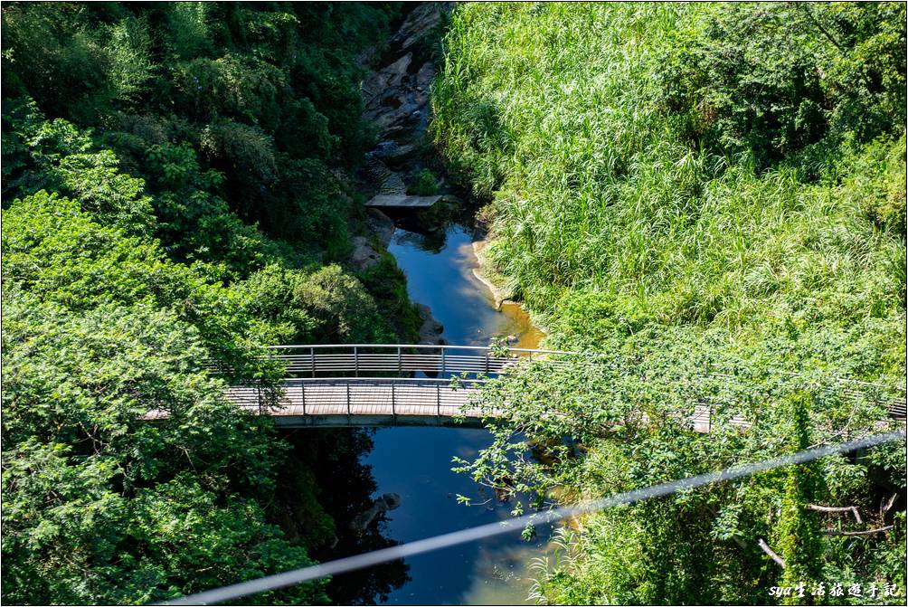 從鐵橋上俯瞰橫跨魚騰坪溪的鐵橋